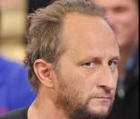 Benoît Poelvoorde : Attaqué et menacé par un lancer de béquille sur un tournage