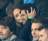 PSG-Barça: Jamel Debbouze et Mélissa, Michaël Youn et Isabelle, in love au stade