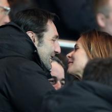 Gilles Lellouche et Mélissa Theuriau pendant le match Paris Saint-Germain - FC Barcelone au Parc des Princes, le 2 avril 2013.