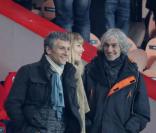 Nagui, sa femme Mélanie Page et Louis Bertignac arrivent au match Paris Saint-Germain - FC Barcelone au Parc des Princes, le 2 avril 2013.