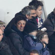 Patrick Bruel et ses deux garçons, Oscar et Léon, lors de la rencontre PSG - Barcelone, au Parc des princes, le 2 avril 2013.