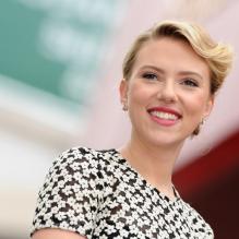 Scarlett Johansson sur le Walk of Fame à Los Angeles, le 2 mai 2012.