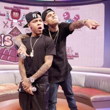 Chris Brown avec son ami le rappeur Bow Wow sur le plateau de l'émission<em> 106 and Park</em> à New York, le 1er avril 2013.