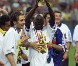 Lilian Thuram porte la Coupe