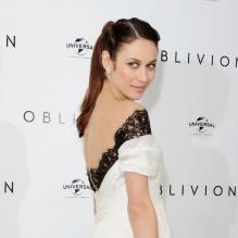 Olga Kurylenko virginale à la première du film Oblivion à Londres, le 4 avril 2013.
