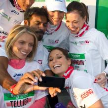 <p>Une photo souvenir avec Satya Oblet pour les Miss Laury Thilleman, Marine Lorphelin, Sylvie Tellier, Laetitia Bleger, au 37e Marathon de Paris, qu'elles ont couru pour Mécénat Chirurgie Cardiaque le 7 avril 2013.</p>