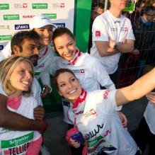 Photo souvenir avec Satya Oblet pour les Miss Laury Thilleman, Marine Lorphelin, Sylvie Tellier, Laetitia Bleger, au 37e Marathon de Paris, qu'elles ont couru pour Mécénat Chirurgie Cardiaque le 7 avril 2013.