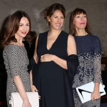 Maud Fontenoy entourée d'Esla Zylberstein et Mathilde Meyer le 9 avril 2013 à l'hôtel de la Marine lors du gala organisée par la navigatrice en l'honneur de sa fondation