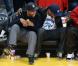 Denzel Washington et 50 Cent hilares pendant le match entre Los Angeles Lakers et Golden State Warriors au Staples Center de Los Angeles, le 12 avril 2013.