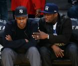 Denzel Washington et 50 Cent lors du match entre Los Angeles Lakers et Golden State Warriors au Staples Center de Los Angeles, le 12 avril 2013.