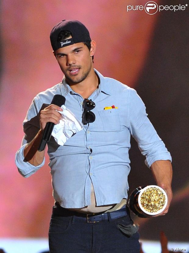 MTV MOVIE AWARDS 2006 1102319-taylor-lautner-accepts-the-best-620x0-1
