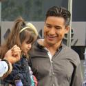 Mario Lopez : Sa femme affiche un joli baby bump lors d'une visite sur son show