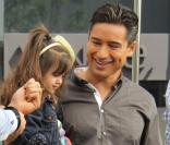 Mario Lopez : Sa femme affiche un joli baby bump lors d'une visite sur son show
