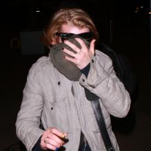Macaulay Culkin arrive à son hôtel Ibis à Londres, le 16 avril 2013.