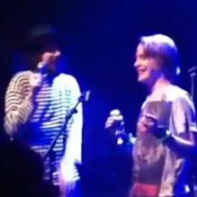 Macaulay Culkin a fait une apparition sur la scène au côté d'Adam Green, à The Haunt à Bristol, le 15 avril 2013.