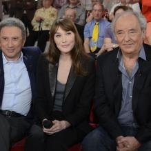 Michel Drucker, Carla Bruni et Maxime lors de l'enregistrement de l'émission Vivement Dimanche à Paris, le 17 avril 2013, et qui sera diffusée le 21 avril 2013. Carla Bruni fait la promotion de son album Little French Songs.