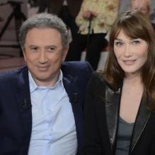 Carla Bruni et Michel Drucker lors de l'enregistrement de l'émission Vivement Dimanche à Paris, le 17 avril 2013, et qui sera diffusée le 21 avril 2013. Carla Bruni fait la promotion de son album Little French Songs.