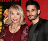 Exclusif : Amanda Lear et un ami assistent au spectacle Elektro Kif de la compagnie Blanca Li à la Cigale. Paris, le 8 avril 2013.