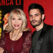 Exclusif : Amanda Lear et un ami assistent au spectacle Elektro Kif de la compagnie Blanca Li à la Cigale. Paris, le 8 avril 2013.