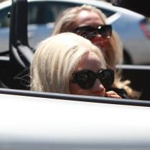 La popstar Lady GaGa avec une amie dans une Lamborghini, le samedi 20 avril 2013.