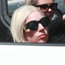 Lady GaGa avec une amie dans une Lamborghini, le samedi 20 avril 2013.