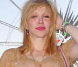 Belle faute de goût pour Courtney Love, 48 ans, habillée d'une robe transparente pour profiter des derniers instants de Coachella. Indio, le 20 avril 2013.