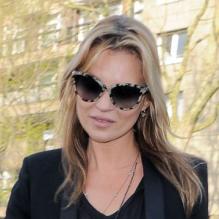 Kate Moss, seule et stylée dans les rues ensoleillées de Londres. Le 25 avril 2013.