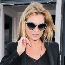 Kate Moss, ultra chic en noir avec des lunettes Stella McCartney, un sac Balenciaga et des bottines Isabel Marant, quitte le bar The Earl of Portobello. Londres, le 25 avril 2013.