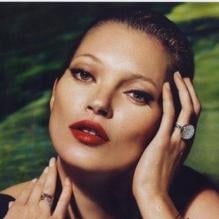 Kate Moss, créatrice et égérie de sa collection de bijoux Kate Moss for Fred. Photo par Mert et Marcus.