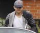 Ashton Kutcher quitte l'appartement de Mila Kunis à Londres, le 16 avril 2013.