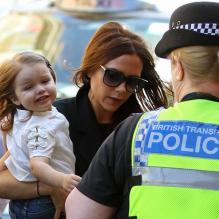 Victoria Beckham et sa fillette Harper à la gare de Saint-Pancras à Londres, avant de prendre l'Eurostar pour surprendre David Beckham qui fête ses 38 ans à Paris le 2 mai 2013