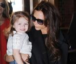 Victoria Beckham : L'adorable Harper tout sourire pour l'anniversaire de David