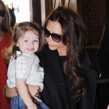Victoria Beckham et sa fillette Harper surprises à la gare de Saint-Pancras à Londres avant de prendre l'Eurostar pour rejoindre David Beckham qui fête ses 38 ans à Paris le 2 mai 2013