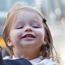 Harper Beckham, heureuse de rejoindre son papa David Beckham pour son anniversaire, à la gare de Saint-Pancras à Londres le 2 mai 2013
