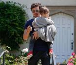 Oralando Bloom et son fils à Los Angeles, le 4 mai 2013.
