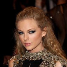 Taylor Swift pose à la soirée du MET Ball, au Metropolitan Museum of Art, à New York, le 6 mai 2013.