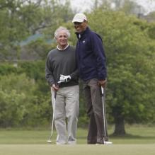 Barack Obama, complice avec le sénateur Bob Corker, le 6 mai 2013 sur la base d'Andrews