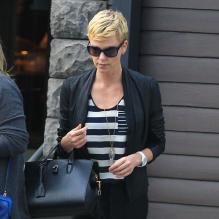 Charlize Theron, à la sortie d'un restaurant avec sa mère Gerda et son fils Jackson, à Los Angeles, le 5 mai 2013.