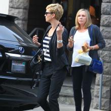 Charlize Theron, passablement énervée à la sortie d'un restaurant avec sa mère Gerda, à Los Angeles, le 5 mai 2013.