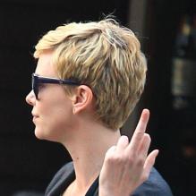 L'actrice Charlize Theron, passablement énervée à la sortie d'un restaurant avec sa mère Gerda et son fils Jackson, à Los Angeles, le 5 mai 2013.