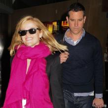 Reese Witherspoon et son mari Jim Toth arrivent à l'aéroport de New York, le 13 mai 2013.