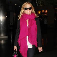 Reese Witherspoon, redevenue blonde, et son mari Jim Toth arrivent à l'aéroport de New York, le 13 mai 2013.