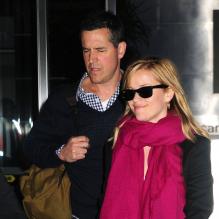 <p>Reese Witherspoon et Jim Toth arrivent à l'aéroport de New York, le 13 mai 2013.</p>