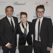 Les quatre finalistes heureux de The Voice 2, Nuno Resende, Olympe, Loïs et Yoann Fréget aux côtés de Nikos Aliagas, lors du Global Gift Gala à l'initiative d'Eva Longoria, à l'hôtel George V à Paris, le 13 mai 2013