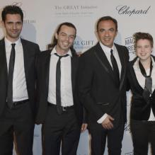 Les quatre finalistes de The Voice 2, Nuno Resende, Olympe, Loïs et Yoann Fréget aux côtés du sympathique Nikos Aliagas, lors du Global Gift Gala à l'initiative d'Eva Longoria, à l'hôtel George V à Paris, le 13 mai 2013
