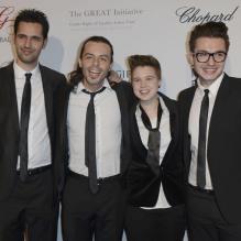 Les quatre finalistes de The Voice 2, Nuno Resende, Olympe, Loïs et Yoann Fréget aux côtés de Nikos Aliagas, lors du Global Gift Gala à l'initiative d'Eva Longoria, à l'hôtel George V à Paris, le 13 mai 2013
