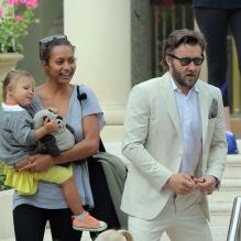 Joel Edgerton avec sa femme et sa fille, quittant l'hôtek Eden Roc pour le photocall du film Gatsby le Magnifique au Festival de Cannes le 15 mai 2013