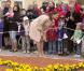 Le public était au rendez-vous pour cette journée inaugurale ! La princesse Victoria de Suède ouvrait le 15 mai 2013 au château de Strömsholm l'exposition consacrée à la naissance et au baptême de sa fille la princesse Estelle, précédemment présentée au palais royal à Stockholm. 