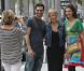 Elsa Pataky se balade avec sa mère Cristina Medianu et sa fille India dans les rues de Beverly Hills, le 16 mai 2013. Elle prend la pose avec des passants.