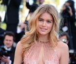 Doutzen Kroes monte les marches du Palais Des Festivals à Cannes, le 17 mai 2013.